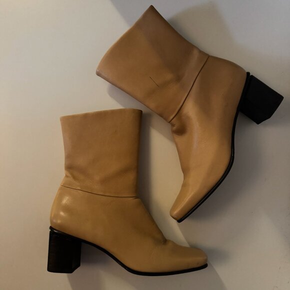 Vintage Minimalist Leather Ankle Boots – Tan, Mid Heel - Picture 2 of 3